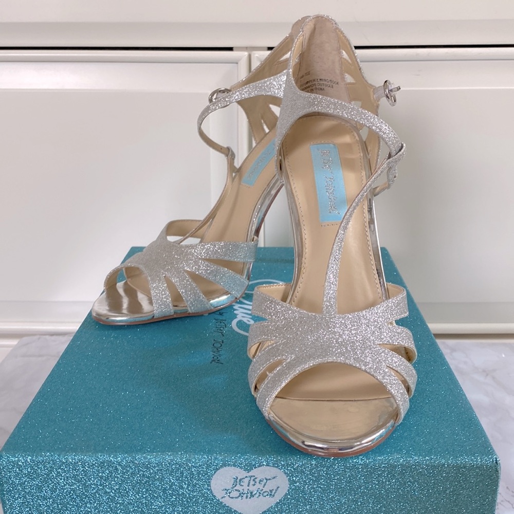 Blue by Betsy Johnson Cut Out T-strap Sandal Sz 7